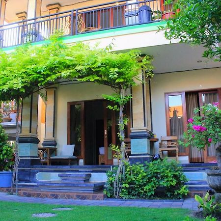 Cr Tris Rooms Seminyak Buitenkant foto