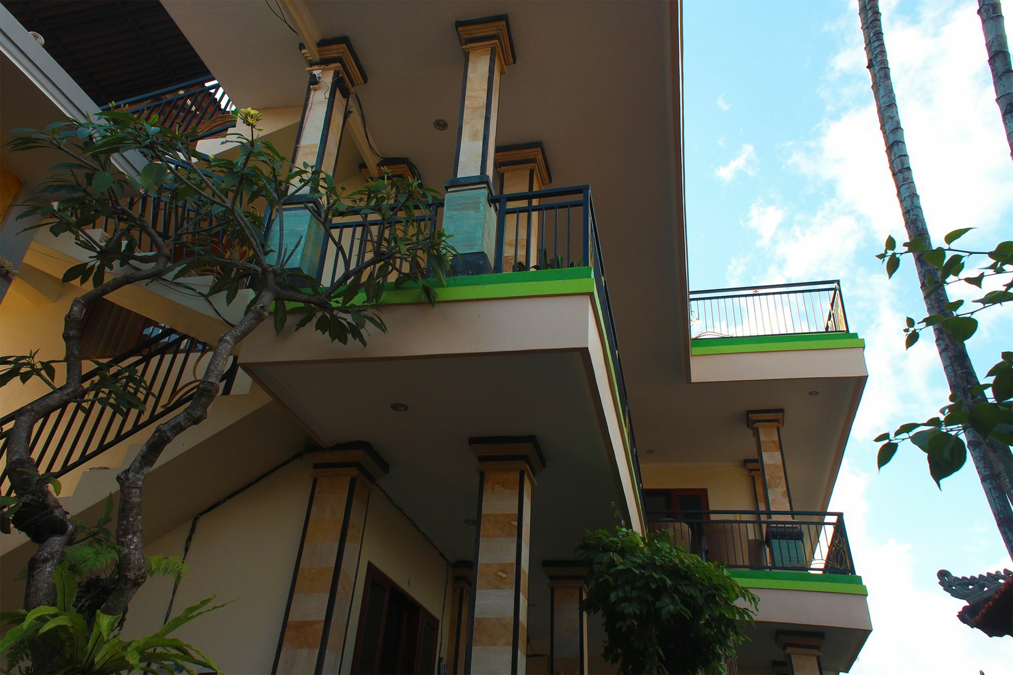 Cr Tris Rooms Seminyak Buitenkant foto