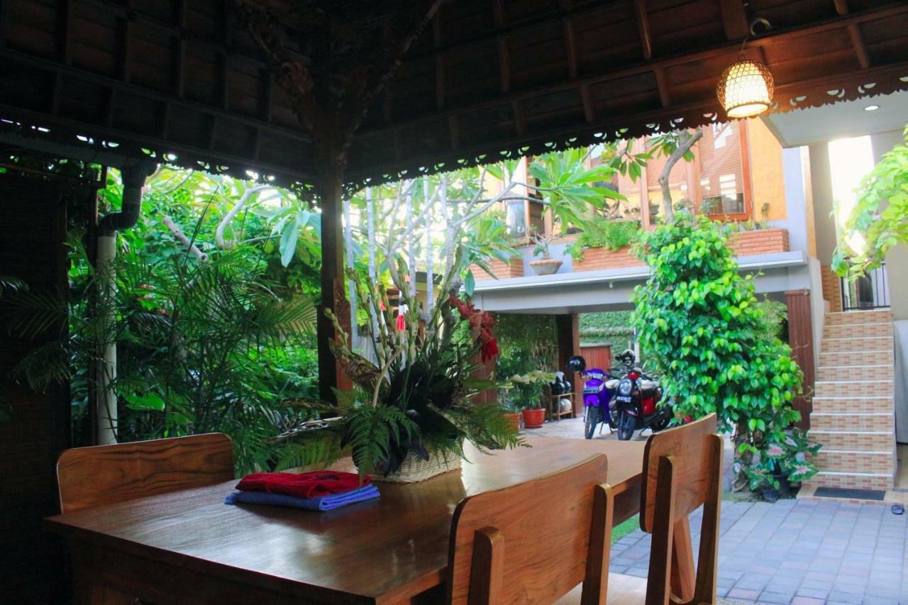 Cr Tris Rooms Seminyak Buitenkant foto